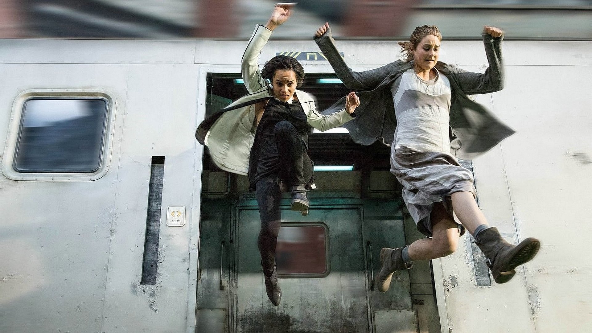 Uyumsuz - Divergent (2014) 2014, Aksiyon, Ashley Judd, Bilim Kurgu, Dram, Evan Daugherty, Gizem, Macera, Neil Burger, Shailene Woodley, Theo James, Vanessa Taylor, Veronica Roth