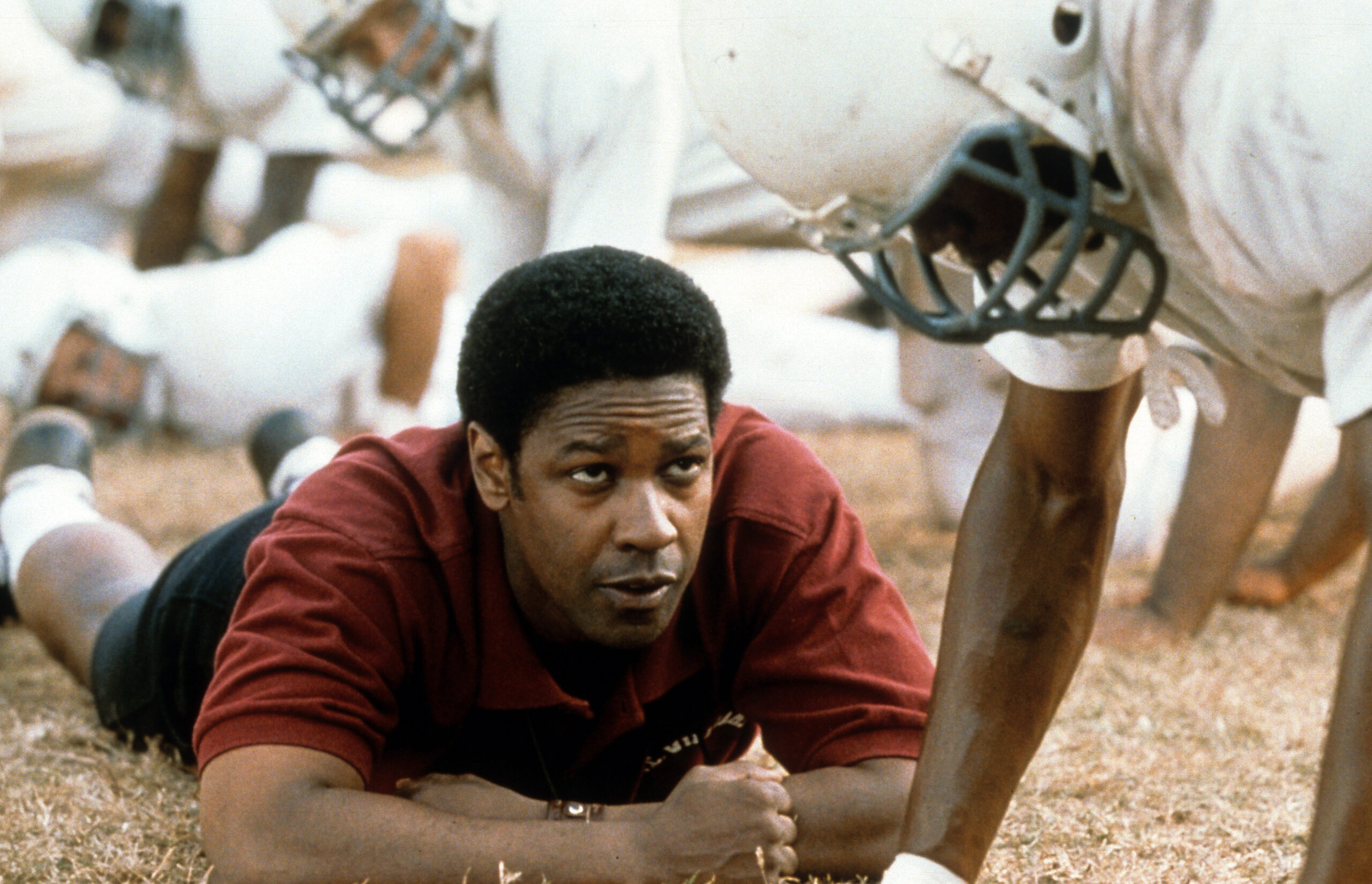 Denzel Washington'un Rmember The Titans filminden bir fotoğraf.