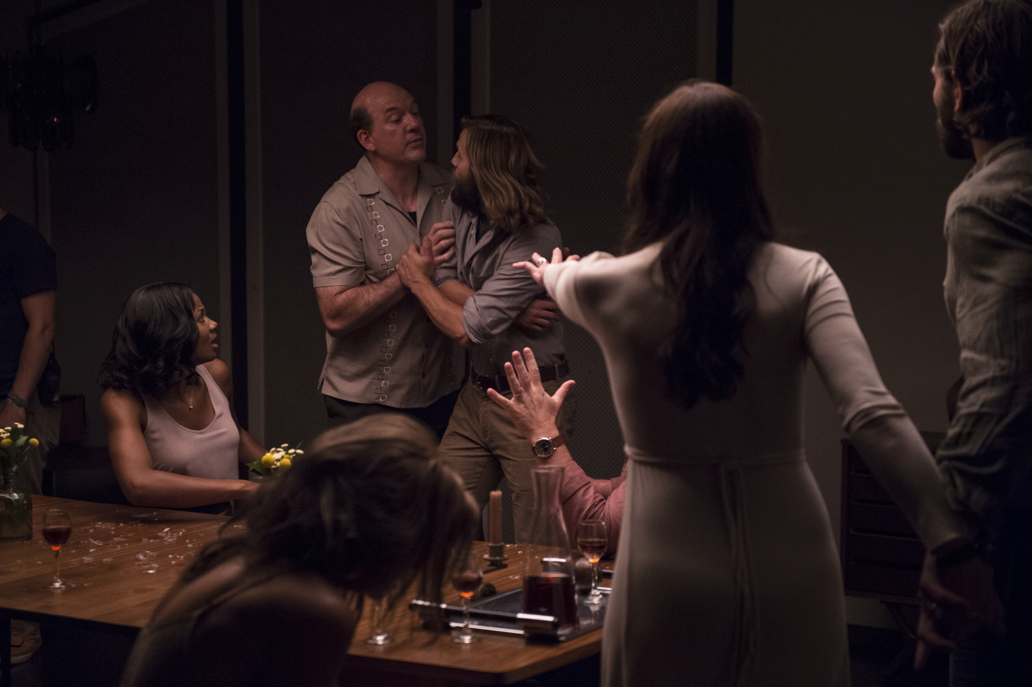 Dikkat çeken gerilim filmi The Invitation'dan bir fotoğraf.
