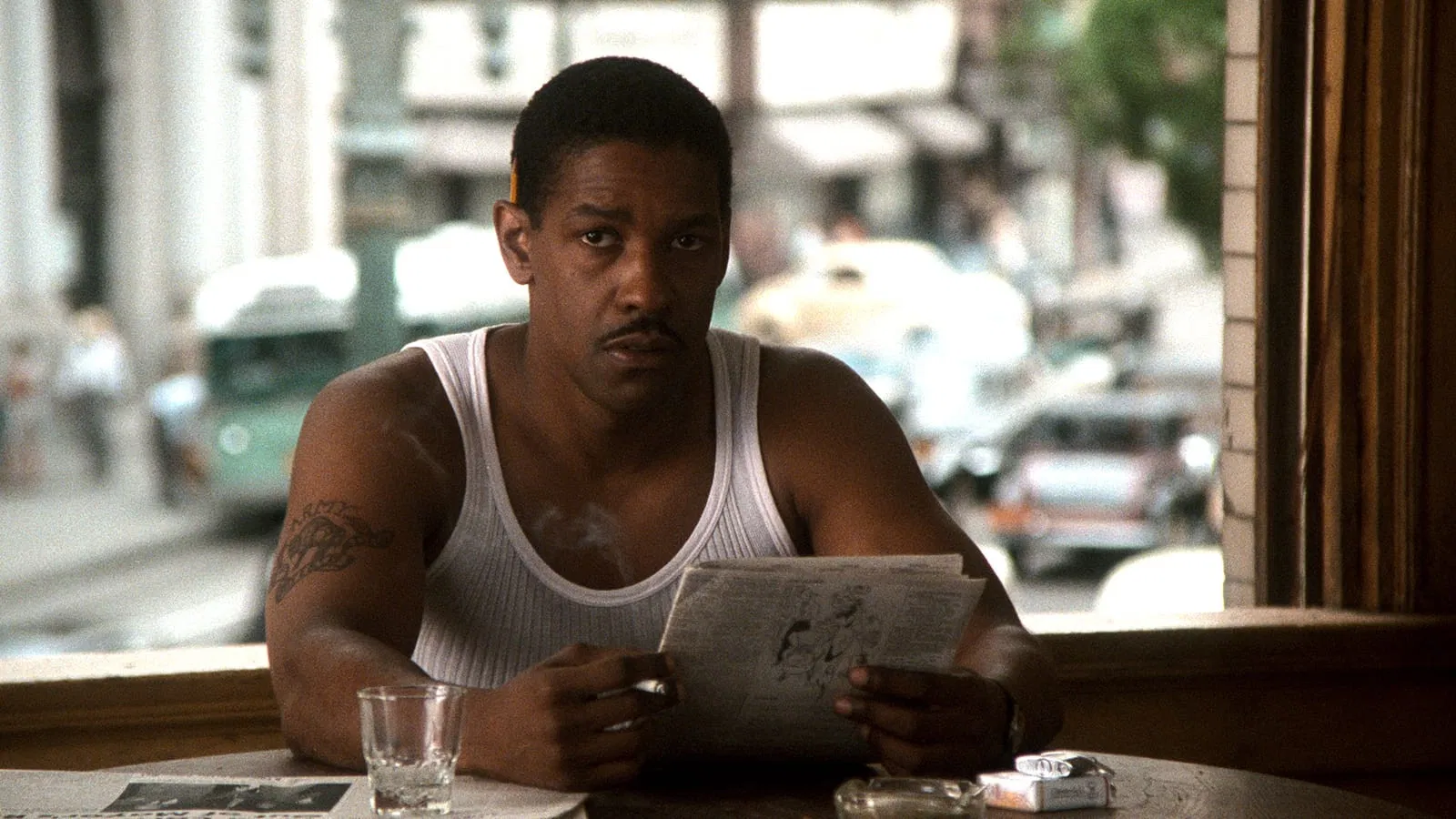 Mavi Elbiseli Şeytan filminden Denzel Washington.
