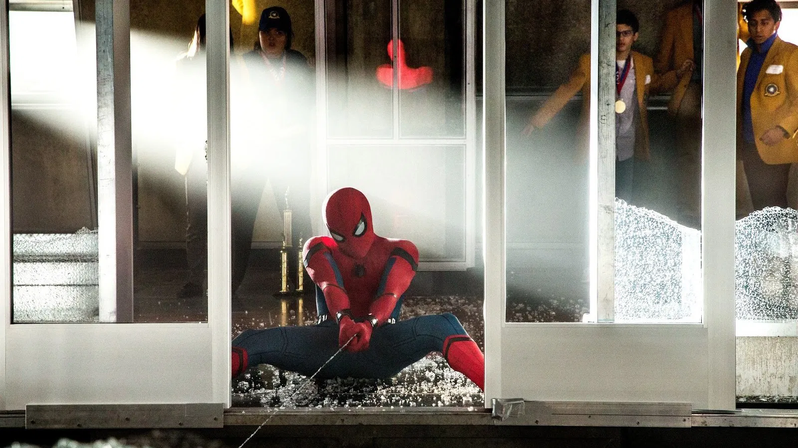 Örümcek Adam: Eve Dönüş - Spider-Man: Homecoming (2017) 2017, Aksiyon, Bilim Kurgu, John Francis Daley, Jon Watts, Jonathan Goldstein, Macera, Marisa Tomei, Michael Keaton, Robert Downey Jr., Tom Holland, Zendaya