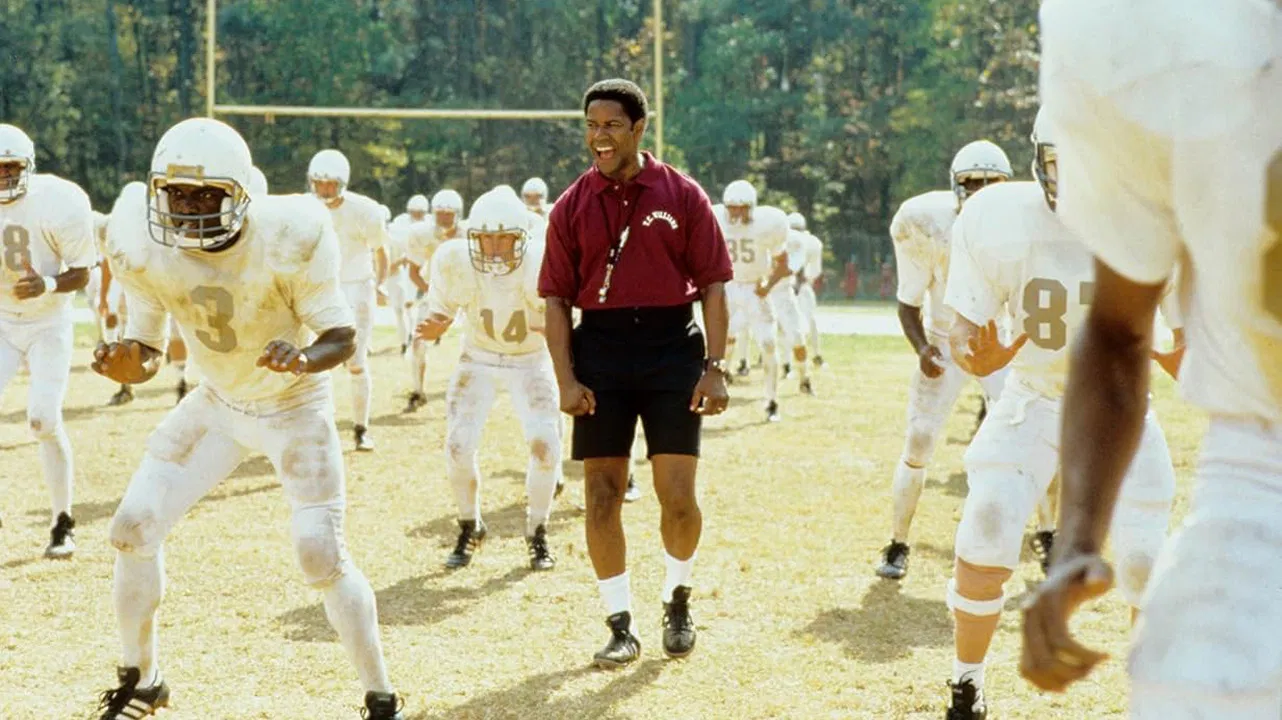 Denzel Washington, 2000 yılının başarılı filmi Unutulmaz Titanlar filminde.