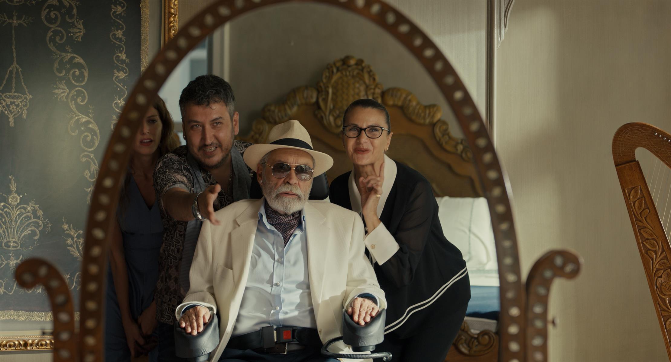 Yan Yana filmi gişedeki liderliğini devam ettirerek önemli bir başarının altına imzasını atıyor.