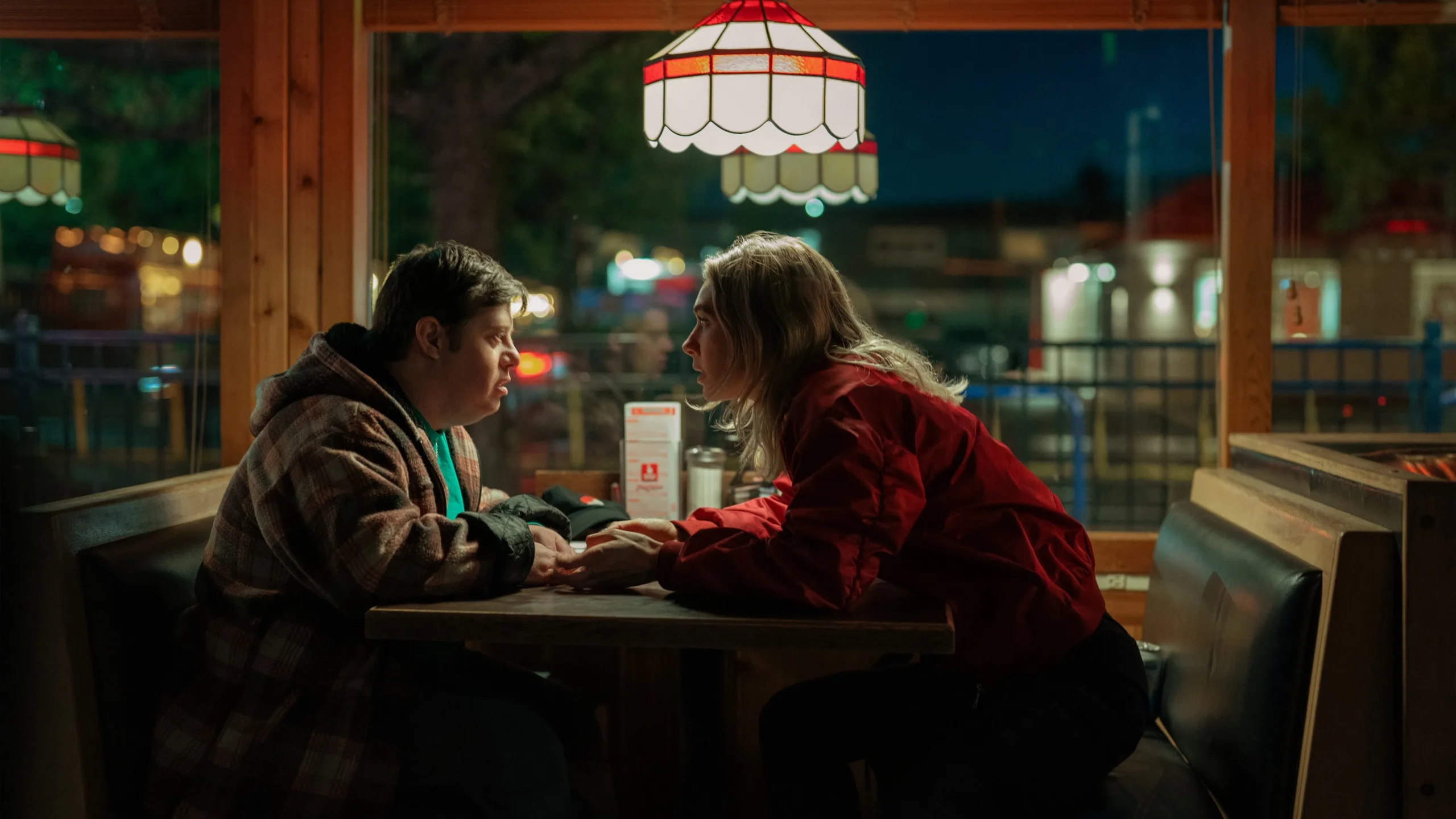 Gece Elbet Çöker - Night Always Comes (2025) 2025, Benjamin Caron, Dram, Gerilim, Jennifer Jason Leigh, Jennifer Lanier, Netflix, Sarah Conradt, Suç, Vanessa Kirby, Willy Vlautin, Zack Gottsagen