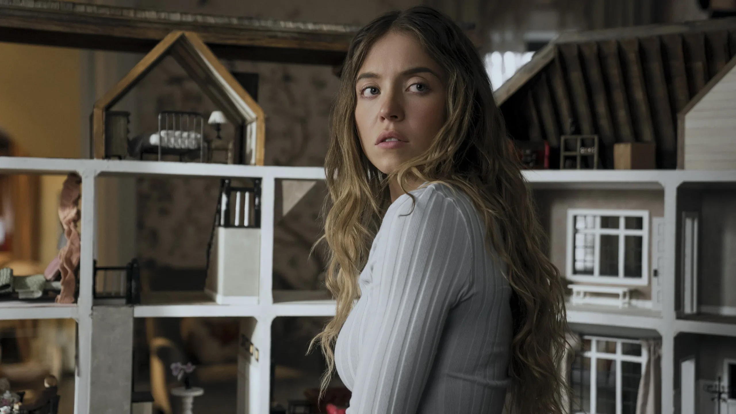 Hizmetçi - The Housemaid (2025) 2025, Amanda Seyfried, Brandon Sklenar, Don DiPetta, Dram, Freida McFadden, Gerilim, Lamar Baucom-Slaughter, Michele Morrone, Paul Feig, Peter Colandro, Rebecca Sonnenshine, Sydney Sweeney