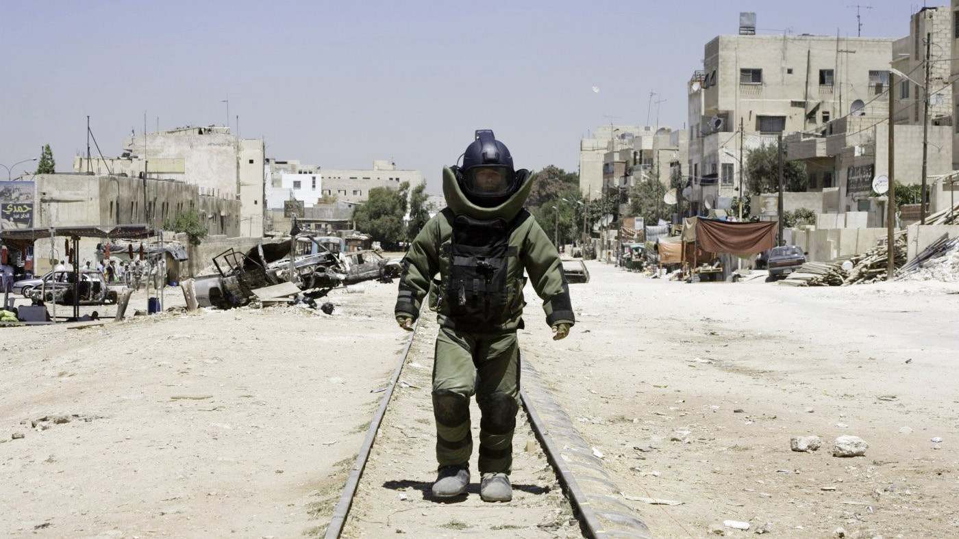Ölümcül Tuzak - The Hurt Locker (2008) 3 Ölümcül Tuzak - The Hurt Locker (2008) 2008, Anthony Mackie, Brian Geraghty, Christian Camargo, David Morse, Dram, Evangeline Lilly, Gerilim, Guy Pearce, Jeremy Renner, Kathryn Bigelow, Mark Boal, Ralp Fiennes, Savaş, Suhail Dabbach