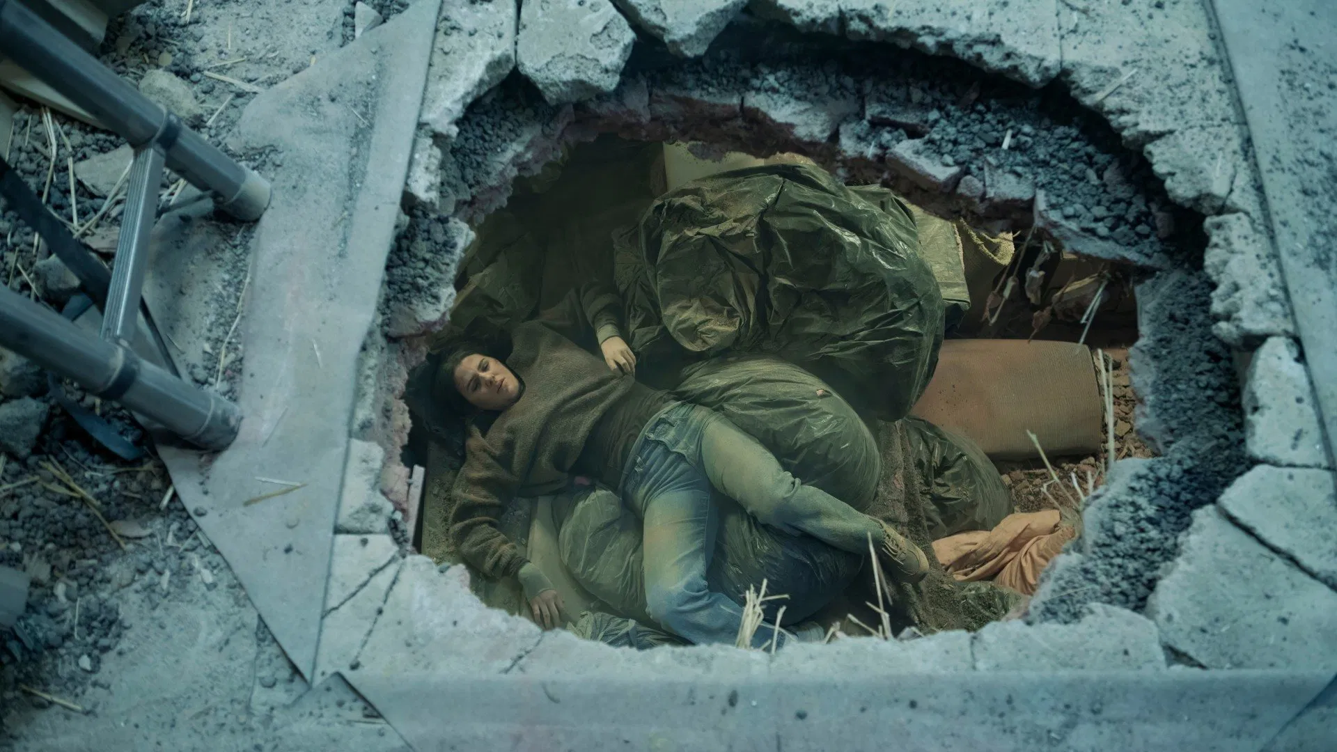 Tuğla - Brick (2025) 2025, Bilim Kurgu, Caroline Bruckner, Chris Ryden, Dram, Frederick Lau, Gerilim, Gizem, Matthias Schweighöfer, Murathan Muslu, Netflix, Philip Koch, Ruby O. Fee, Salber Lee Williams
