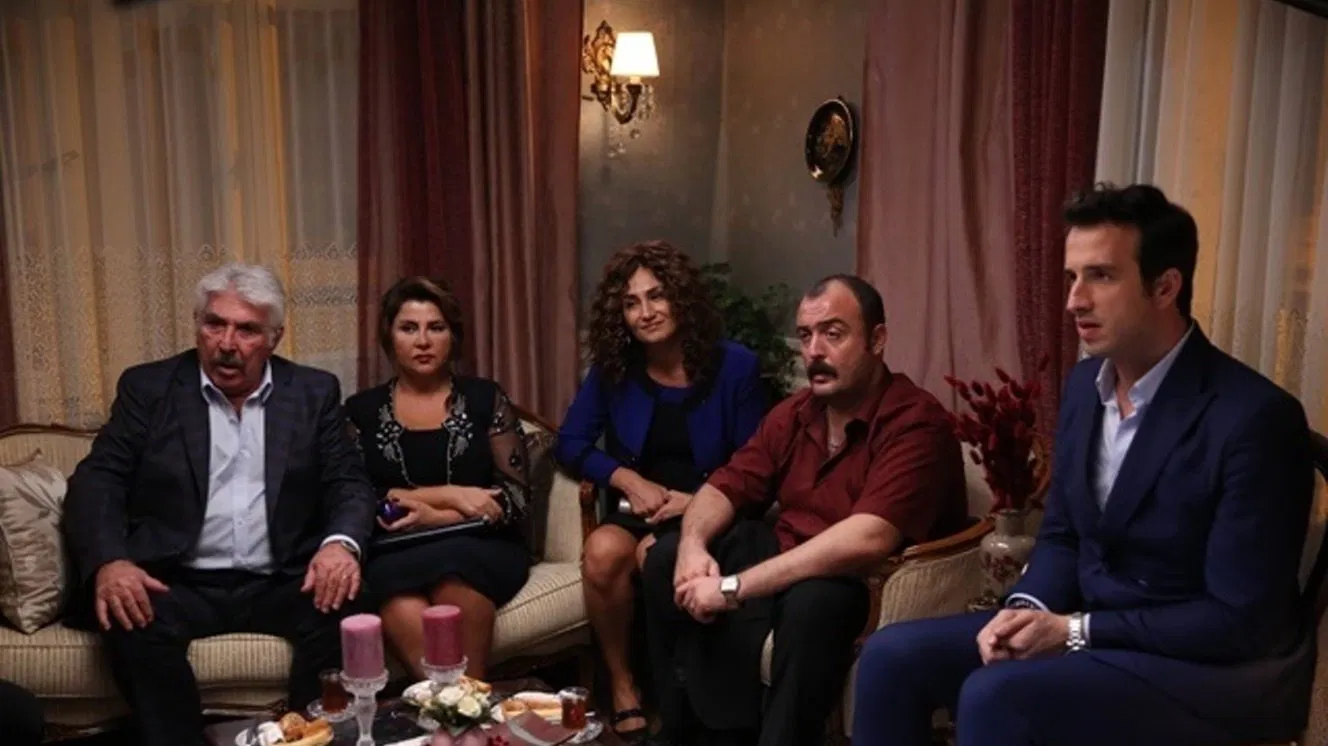 Aile Arasında (2017) 2017, Demet Evgar, Devrim Yakut, Engin Günaydın, Erdal Özyağcılar, Gülse Birsel, Komedi, Ozan Açıktan, Şevket Çoruh