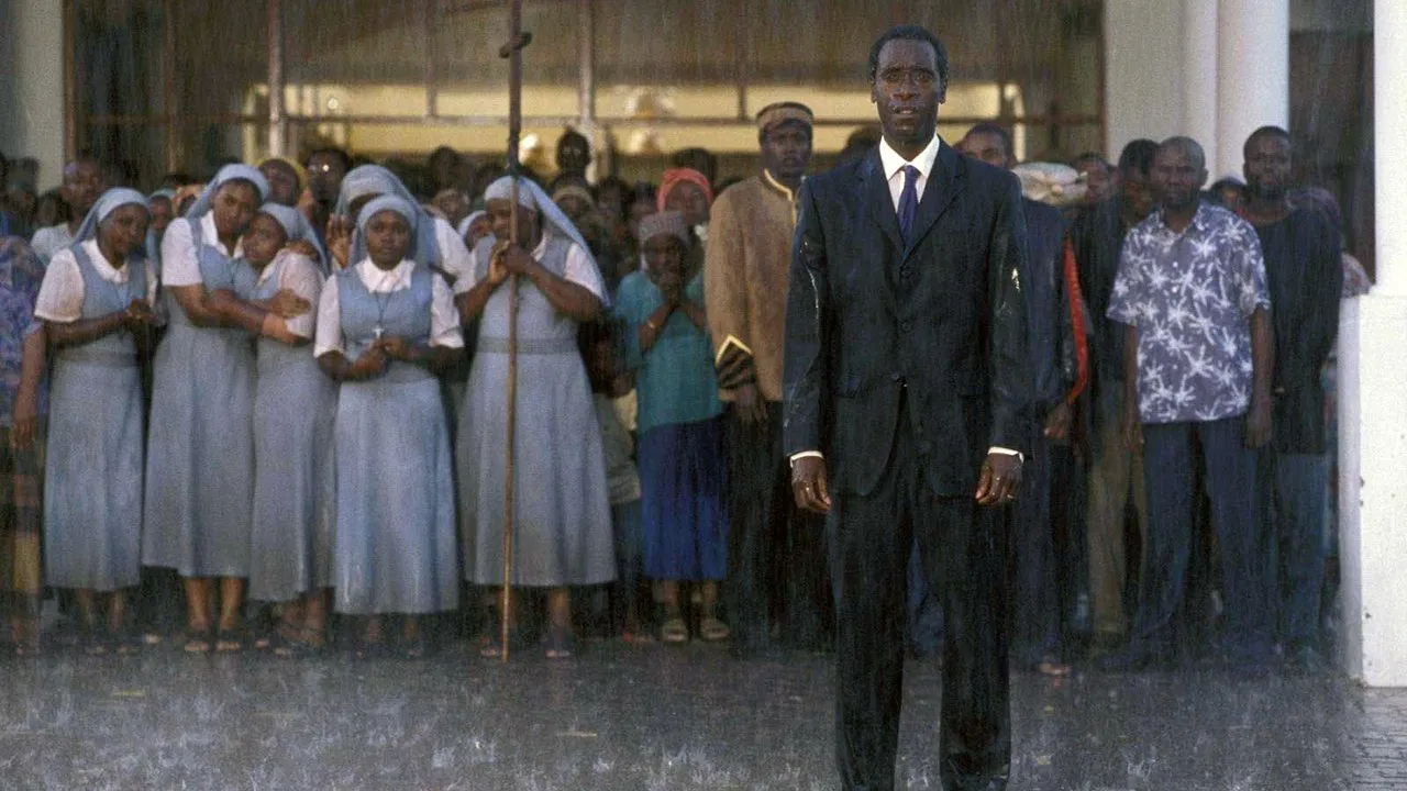 Hotel Rwanda (2004) filminden bir fotoğraf.