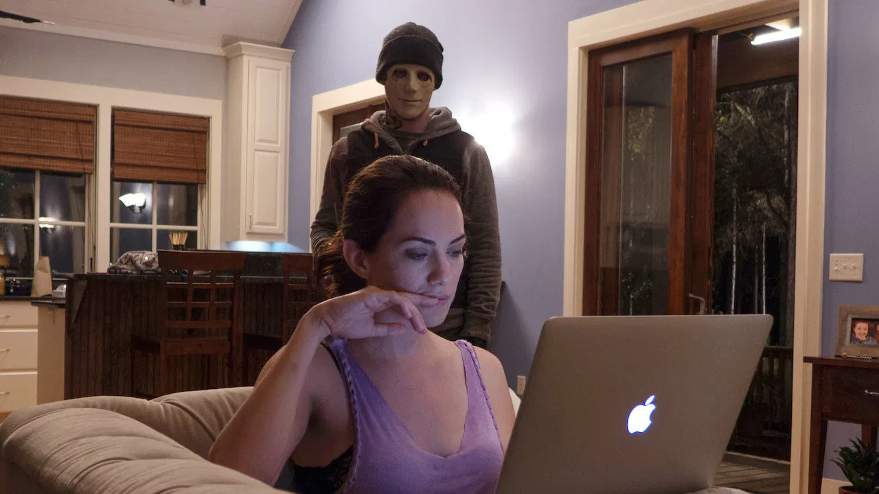 Hush (2016) filminden bir fotoğrafı sizler için paylaştık.