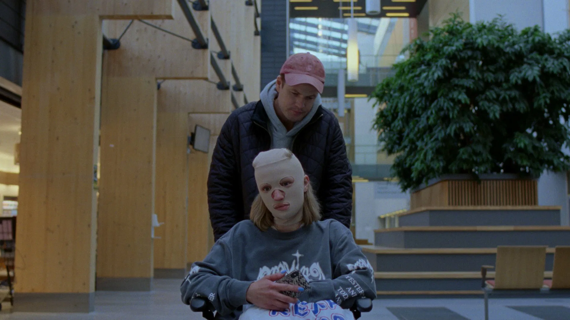 İlgi Manyağı - Sick of Myself (2022) 2022, Dram, Eirik Saether, Fanny Vaager, Fredrik Stenberg Ditlev-Simonsen, Komedi, Korku, Kristine Kujath Thorp, Kristoffer Borgli