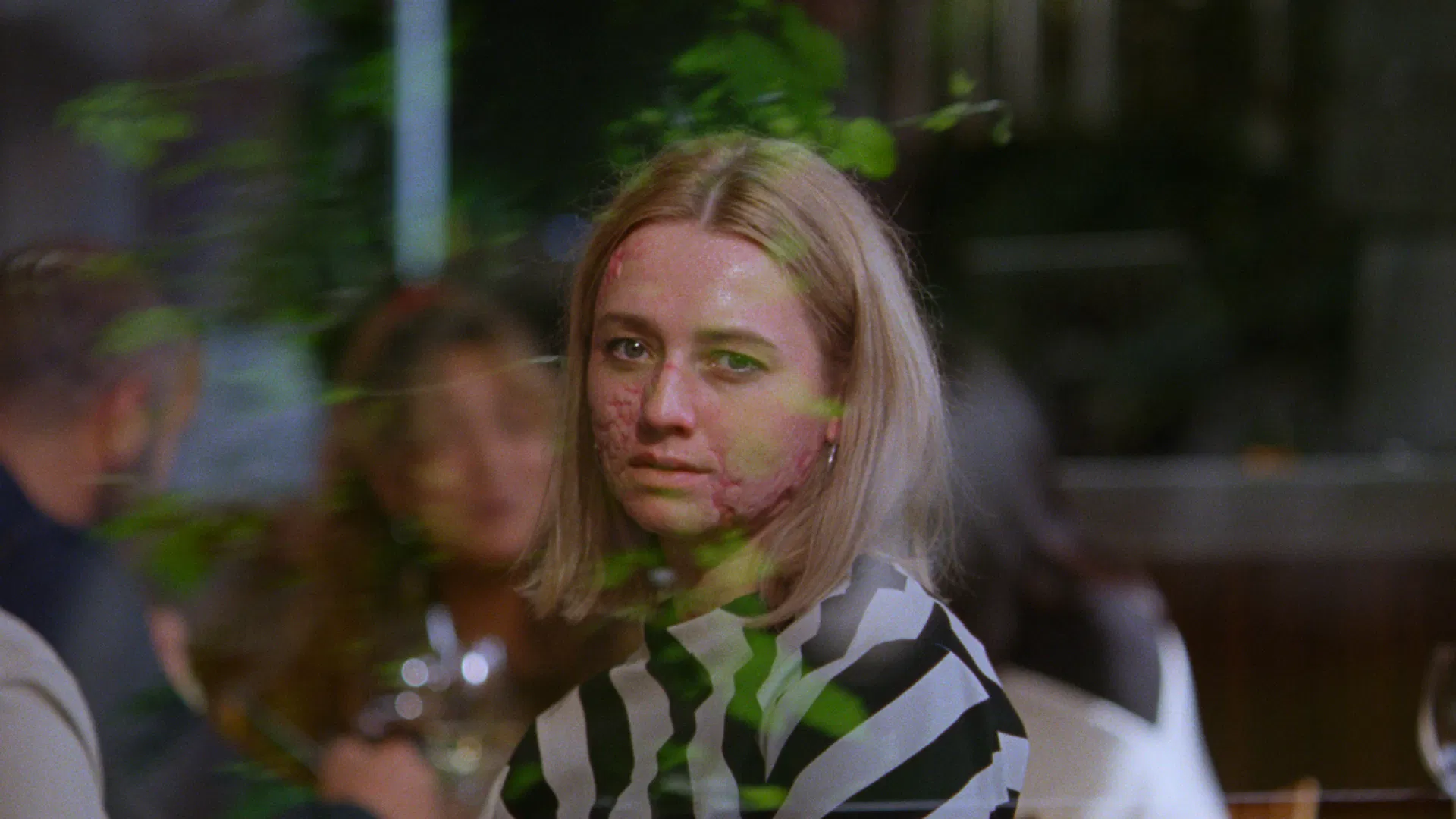 İlgi Manyağı - Sick of Myself (2022) filminden bir fotoğraf.