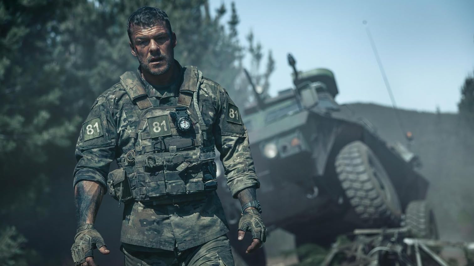 Katil Makine - War Machine (2026) filminden bir fotoğraf.