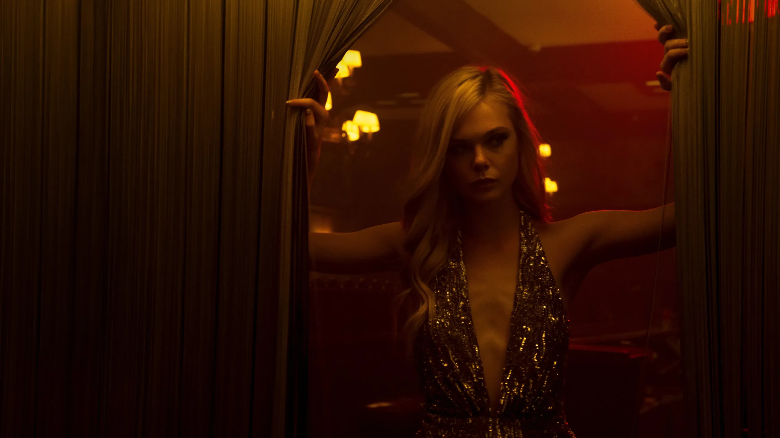 Neon Şeytan - The Neon Demon (2016) 2 2016 yapımı film Neon Şeytan - The Neon Demon'dan bir fotoğraf.