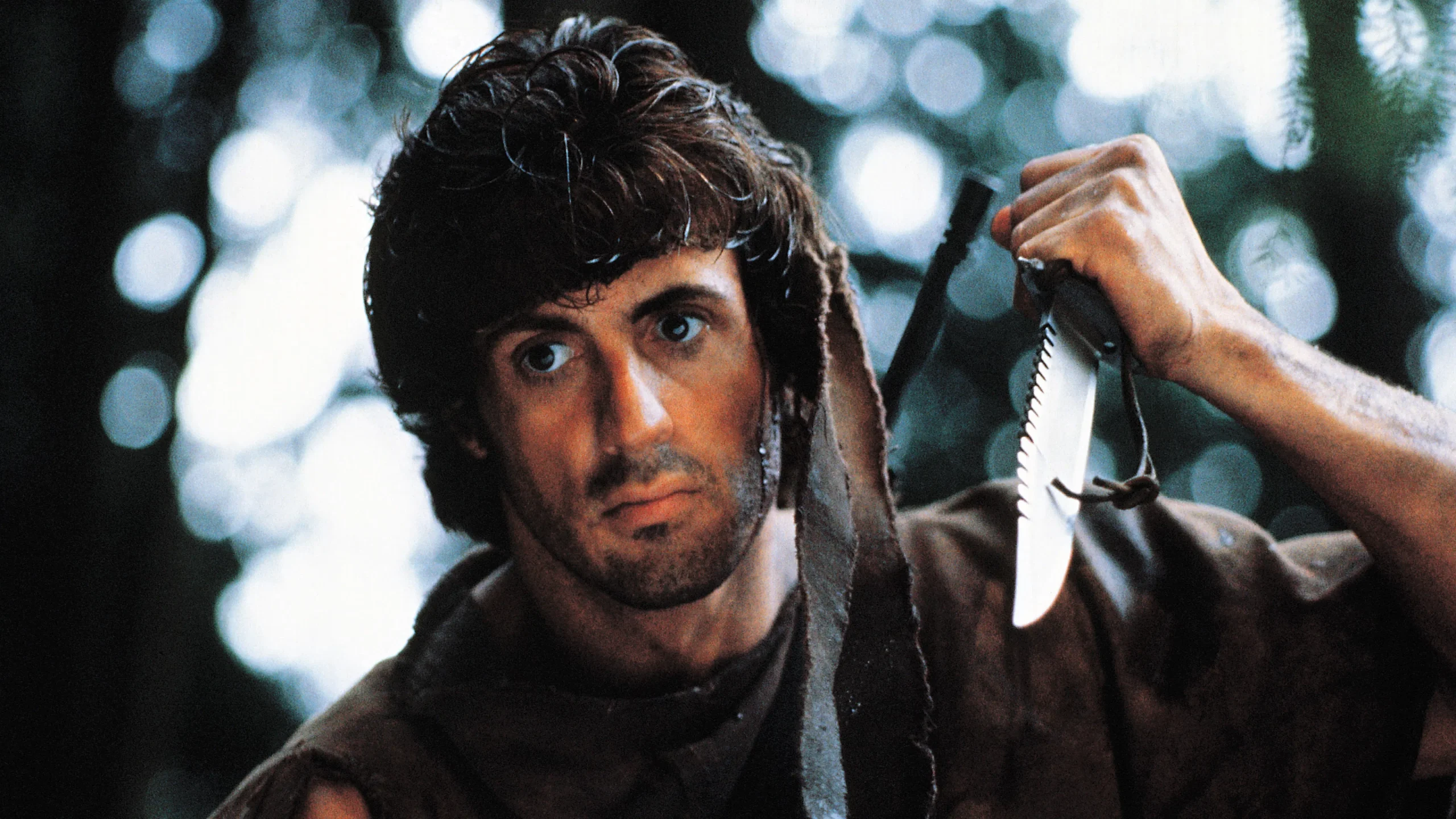 1982 yapımı film Rambo: İlk Kan'ın fragmanı ve diğer ayrıntıları içerikte yer alıyor.