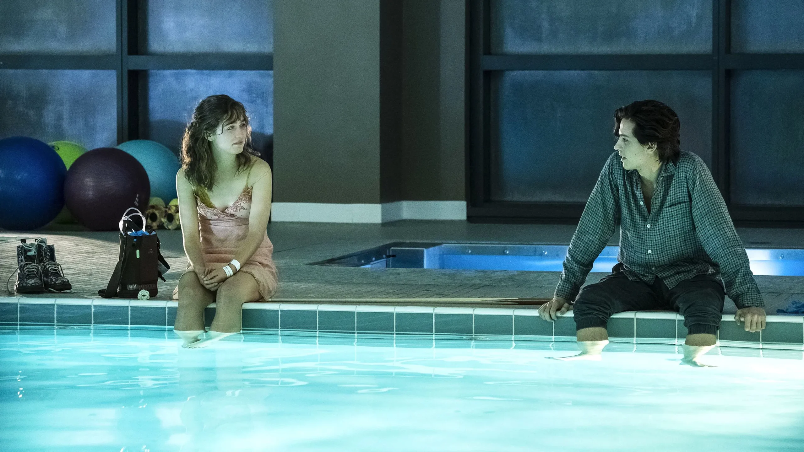Beş Adım Uzakta - Five Feet Apart (2019) 2019, Claire Forlani, Cole Sprouse, Dram, Emily Baldoni, Gary Weeks, Haley Lu Richardson, Justin Baldoni, Kimberley Hebert Gregory, Mikki Daughtry, Moises Arias, Parminder Nagra, Romantik, Tobias Iaconis