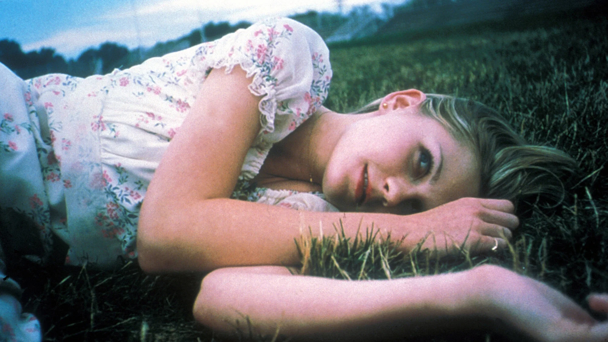 Masumiyetin İntiharı - The Virgin Suicides (1999) 3 Masumiyetin İntiharı - The Virgin Suicides (1999) 1999, Danny DeVito, Dram, James Woods, Jeffrey Eugenides, Josh Hartnett, Kathleen Turner, Kirsten Dunst, Michael Pare, Romantik, Scott Glenn, Sofia Coppola