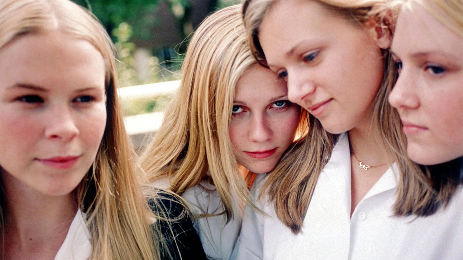 Masumiyetin İntiharı - The Virgin Suicides (1999) 2 1999 yapımı film Masumiyetin İntiharı'nın bilgileri, fragmanı ve diğer detayları içerikte yer alıyor.