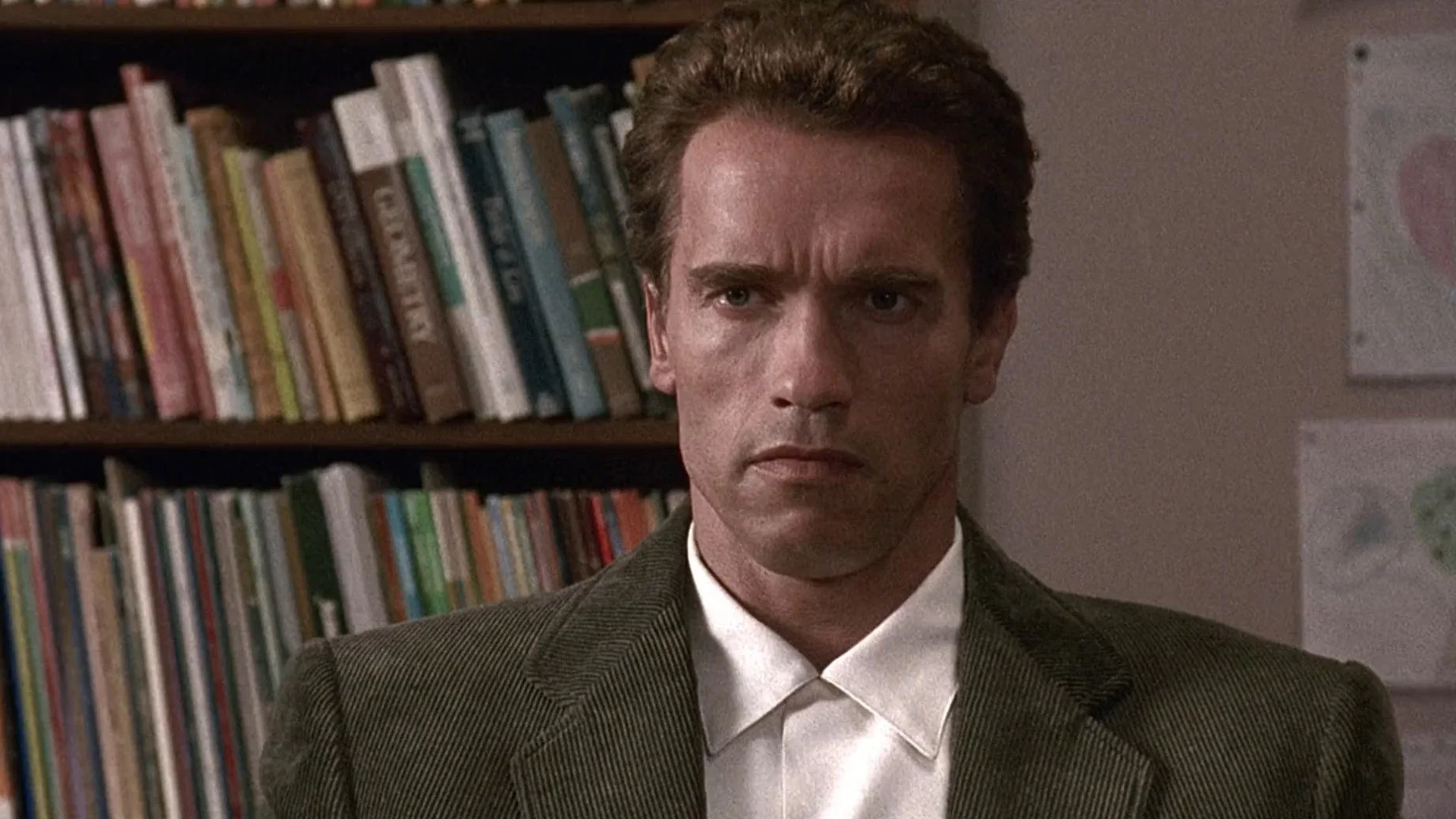 Anaokulu Polisi - Kindergarten Cop (1990) 1990, Aksiyon, Arnold Schwarzenegger, Herschel Weingrod, Ivan Reitman, Komedi, Linda Hunt, Murray Salem, Pamela Reed, Penelope Ann Miller, Suç, Timothy Harris