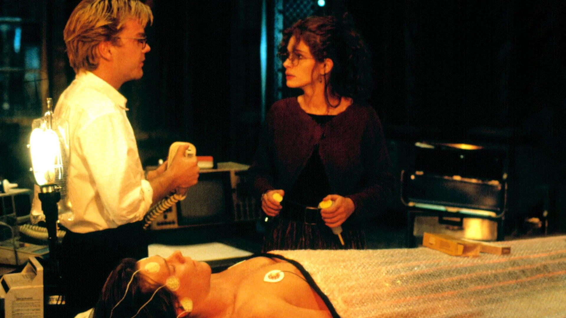 Çizgi Ötesi - Flatliners (1990) 1990, Joel Schumacher, Joshua Rudoy, Julia Roberts, Kevin Bacon, Kiefer Sutherland, Oliver Platt, Peter Filardi, William Baldwin