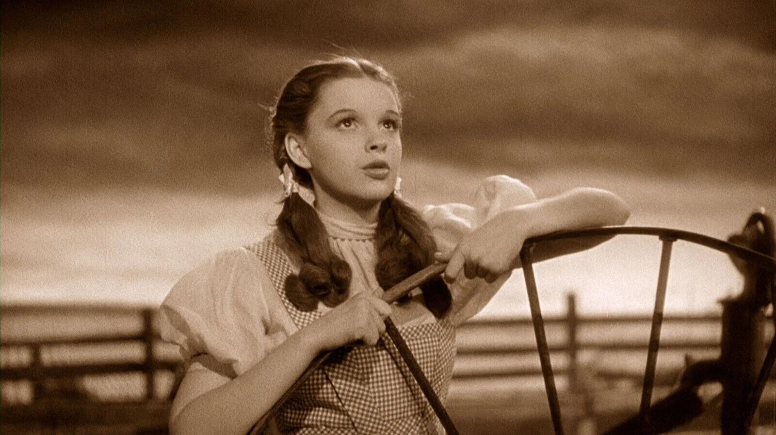 Oz Büyücüsü - The Wizard of Oz (1939) 2 1939 yapımı film OZ Büyücüsü - The Wizard of Oz'un bilgileri, fragmanı ve diğer detayları içerikte yer alıyor.
