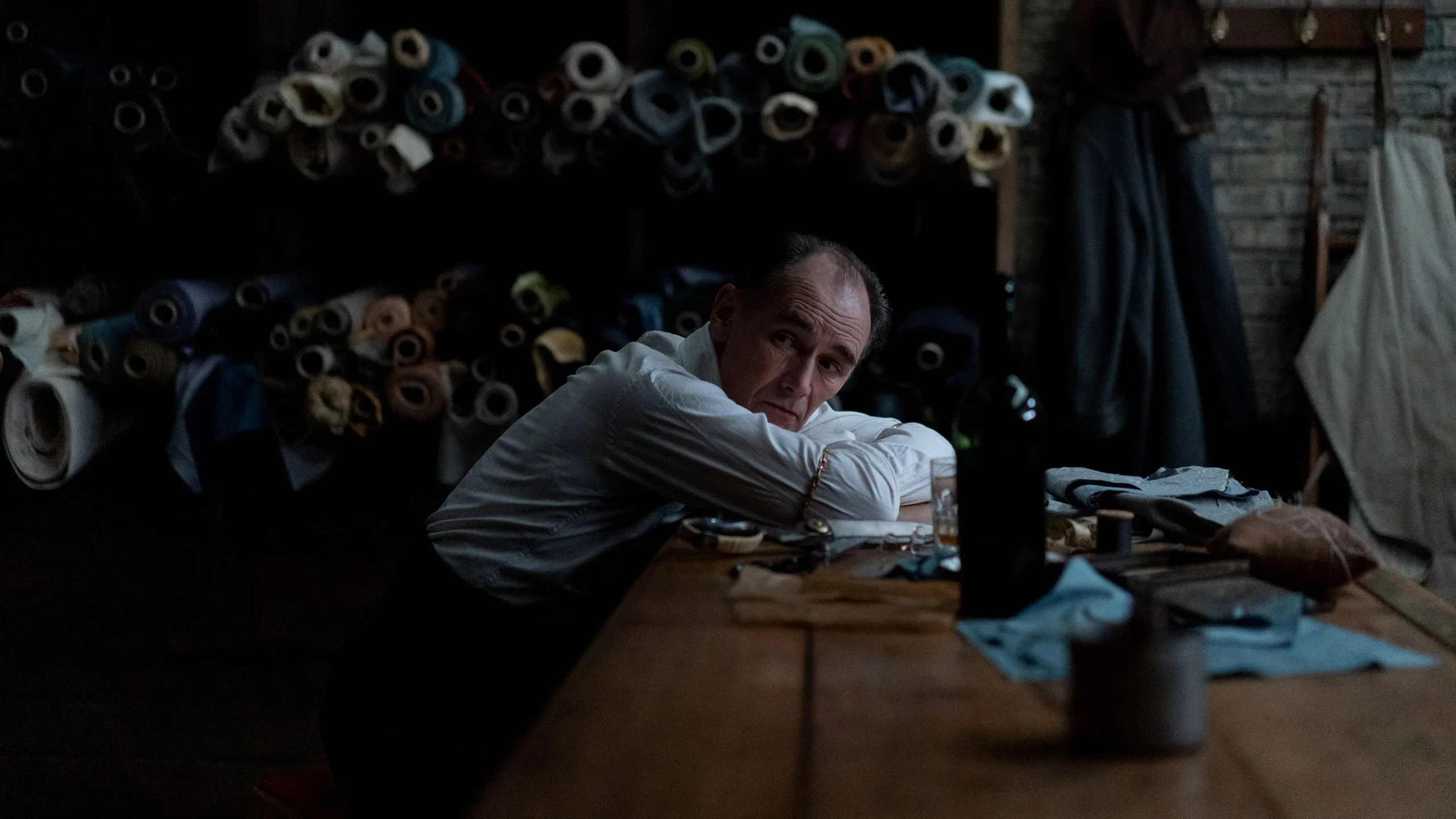 The Outfit (2022) 3 The Outfit (2022) 2022, Dram, Gerilim, Gizem, Graham Moore, John Gumley-Mason, Johnathan McClain, Mark Rylance, Stephen Knox, Suç, Zoey Deutch