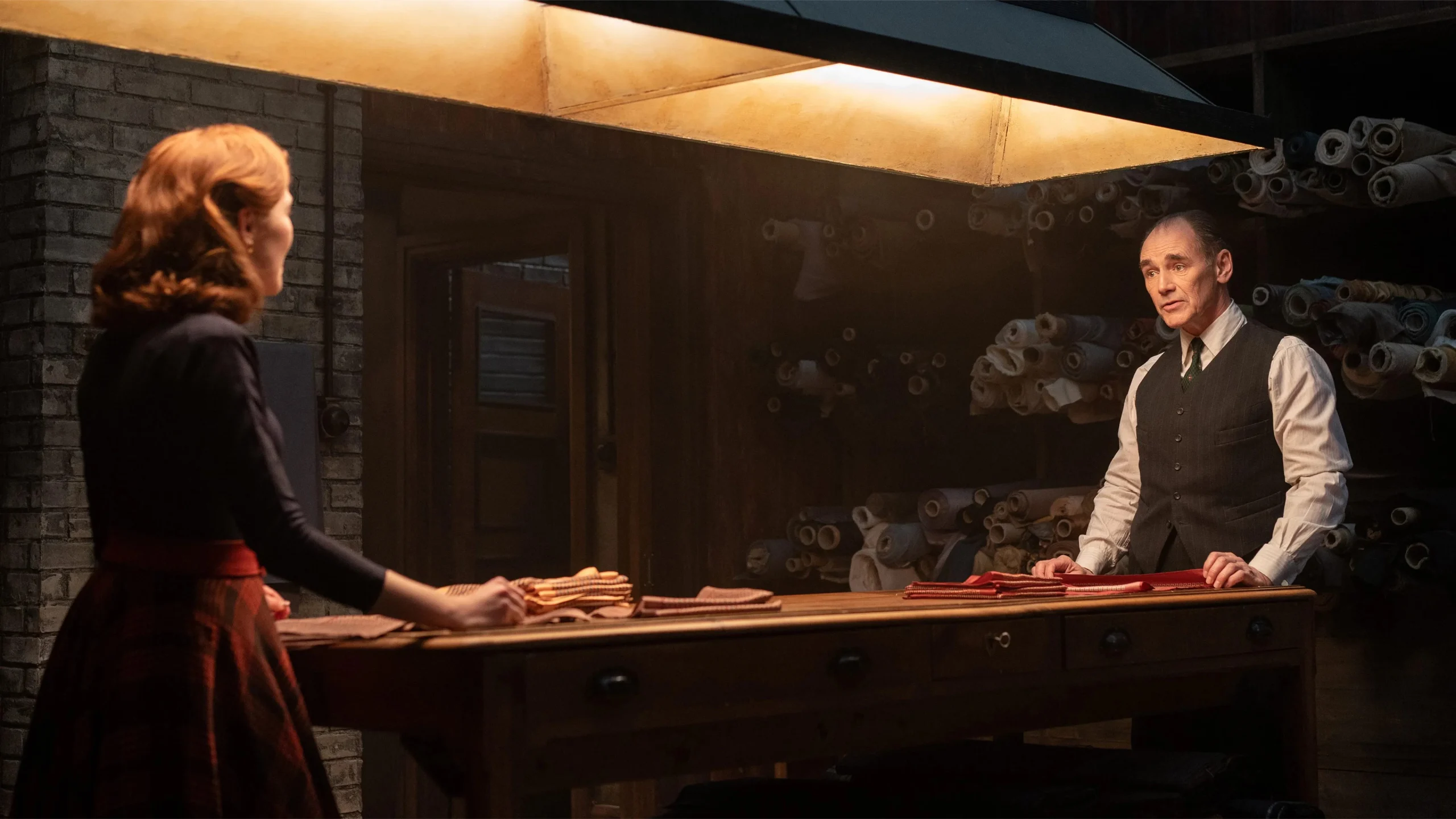 The Outfit (2022) 5 The Outfit (2022) 2022, Dram, Gerilim, Gizem, Graham Moore, John Gumley-Mason, Johnathan McClain, Mark Rylance, Stephen Knox, Suç, Zoey Deutch