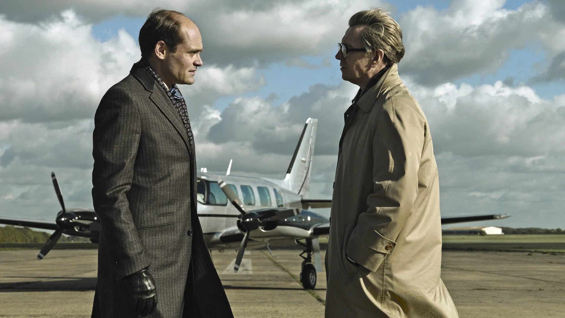 Köstebek - Tinker Tailor Soldier Spy (2011) 4 Köstebek - Tinker Tailor Soldier Spy (2011) 2011, Bridget O'Connor, Colin Firth, Dram, Gary Oldman, Gerilim, Gizem, john Ie Carre, Mark Strong, Peter Straughan, Tom Hardy, Tomas Alfredson