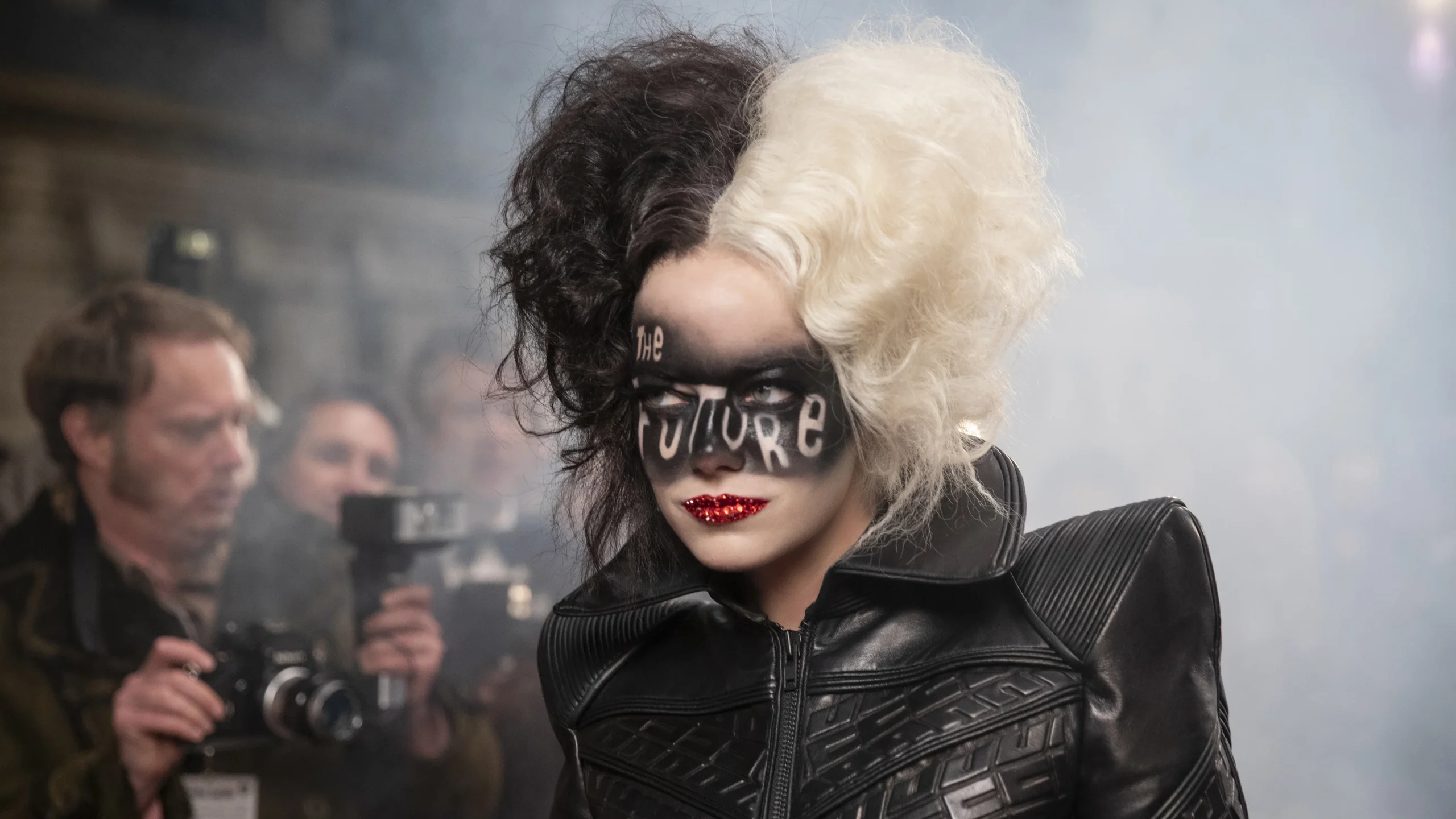 Cruella (2021) 5 Cruella (2021) 2021, Aline Brosh McKenna, Craig Gillespie, Dana Fox, Dram, Emma Stone, Emma Thompson, Joel Fry, Komedi, Paul Walter Hauser, Suç, Tony McNamara