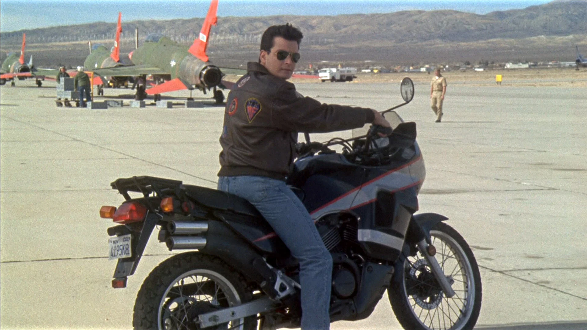 Sıkı Atışlar - Hot Shots! (1991) 1991, Aksiyon, Cary Elwes, Charlie Sheen, Jim Abrahams, Komedi, Lloyd Bridges, Pat Proft, Valeria Golino