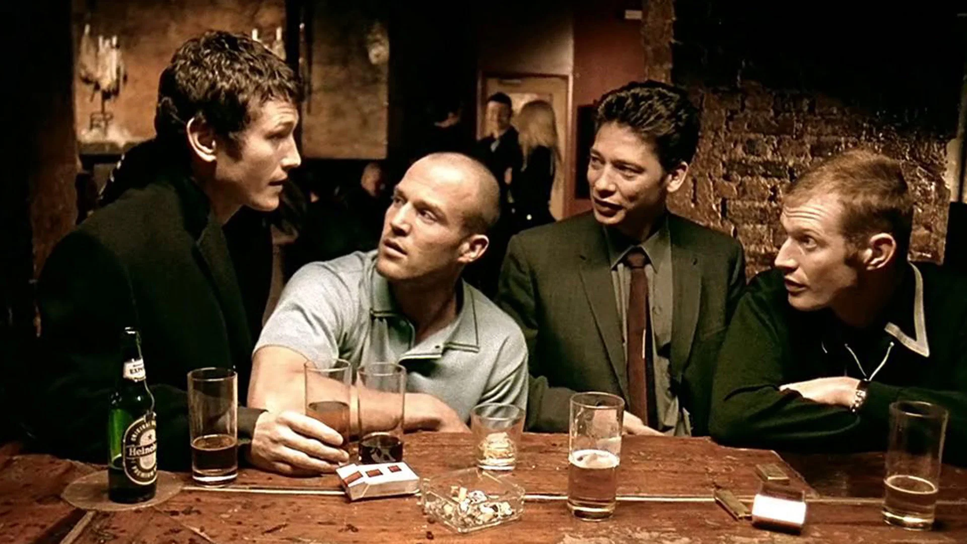 Ateşten Kalbe, Akıldan Dumana 3 Ateşten Kalbe, Akıldan Dumana 1998, Amerika Birleşik Devletleri, Birleşik Krallık, Danny John-Jules, Dexter Fletcher, Guy Ritchie, İngilizce, Jason Flemyng, Jason Statham, Komedi, Nick Moran, Steven Mackintosh, Sting, Suç, Vinnie Jones