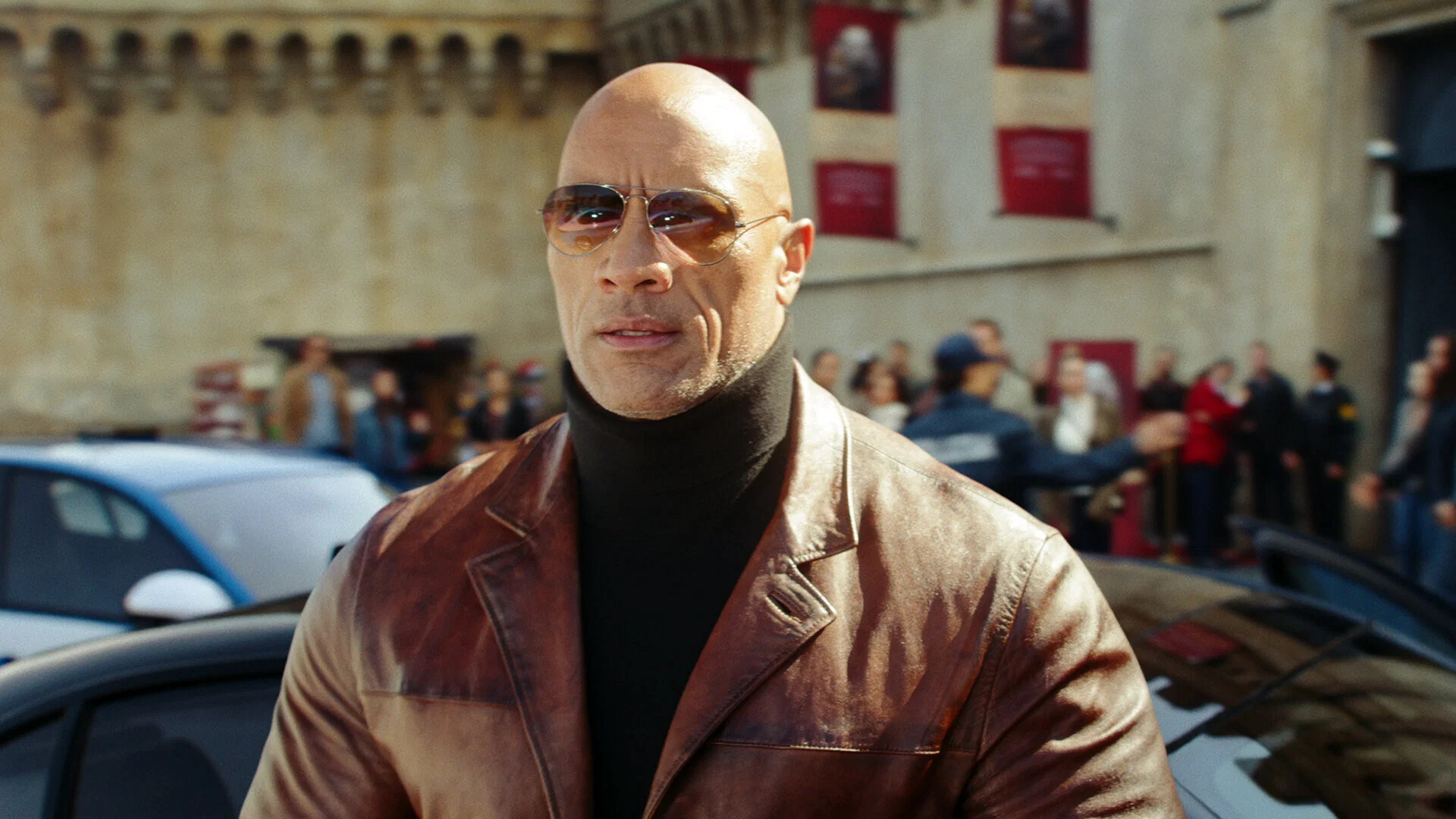 Red Notice 2021, Aksiyon, Amerika Birleşik Devletleri, Daniel Bernhardt, Dwayne Johnson, Ed Sheeran, Endonezce, Gal Gadot, Hris Diamantopulos, İngilizce, İspanyolca, İtalyanca, Ivan Mbakop, Komedi, Rawson Marshall Thurber, Ritu Arya, Rusça, Ryan Reynolds, Suç